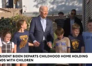 FOTOGRAFÍA ESPECTACULAR: Joe Biden emerge de la casa de su infancia en Scranton de la mano de niños (VIDEO) |  El experto en puerta de enlace