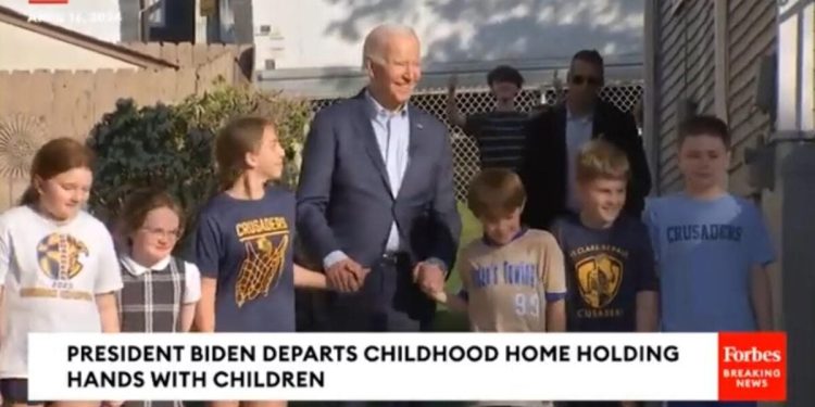 FOTOGRAFÍA ESPECTACULAR: Joe Biden emerge de la casa de su infancia en Scranton de la mano de niños (VIDEO) |  El experto en puerta de enlace