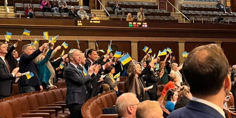 MIRAR: Representantes demócratas ondean banderas ucranianas en la Cámara de Representantes después de votar para darles otros 60.800 millones de dólares |  El experto en puerta de enlace