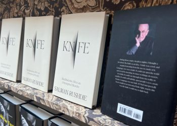 Salman Rushdie recuerda el apuñalamiento en sus primeras memorias desde un ataque casi fatal