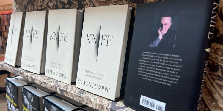 Salman Rushdie recuerda el apuñalamiento en sus primeras memorias desde un ataque casi fatal