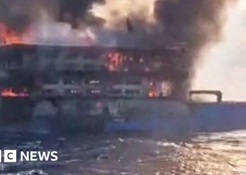 Tailandia: Los pasajeros luchan por escapar del ferry en llamas