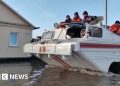 Miles de personas evacuadas después de que la rotura de una presa empeorara las inundaciones en Rusia