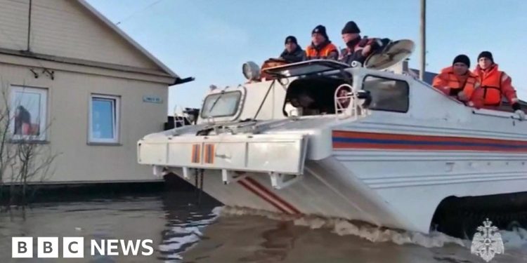 Miles de personas evacuadas después de que la rotura de una presa empeorara las inundaciones en Rusia