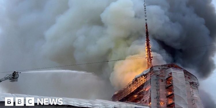 Momento en que se derrumba la aguja de la Bolsa de Copenhague