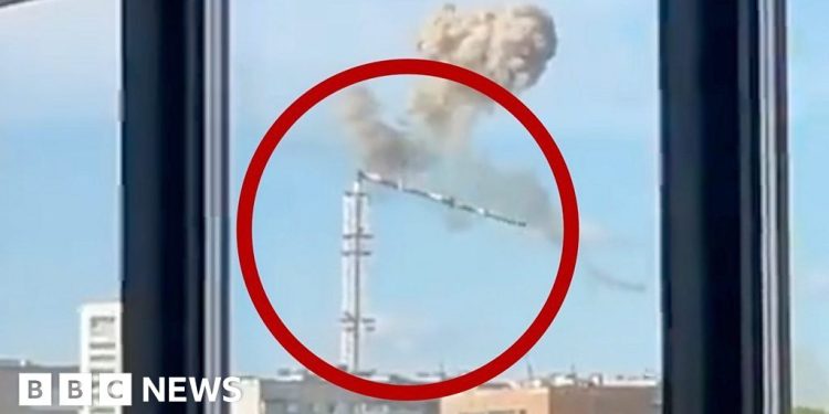Ucrania: Torre de televisión se derrumba tras ataque con misil en Járkov