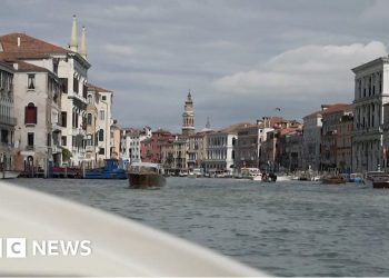 Ver: 'Tendremos que pagar': reacciones mixtas a la prueba de las tasas turísticas en Venecia
