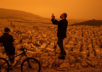 En fotos: Los cielos de Atenas se vuelven anaranjados por la tormenta de polvo del Sahara