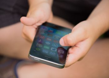 Los usuarios de Internet son cada vez más jóvenes;  Ahora el Reino Unido está sopesando si la IA puede ayudar a protegerlos.