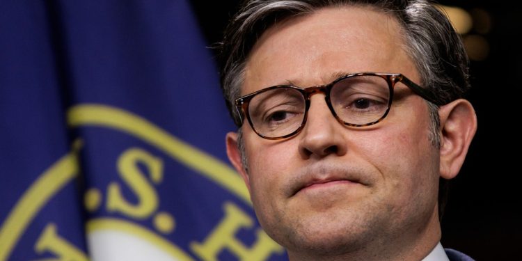 Los leales a Trump anulan la votación sobre el programa de escuchas telefónicas de EE.UU.