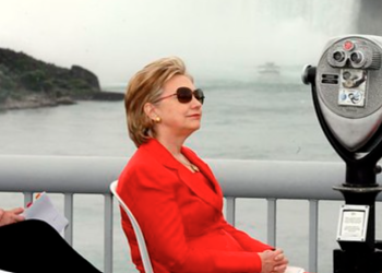 Hillary Clinton intenta, pero fracasa, criticar a Trump por el eclipse solar