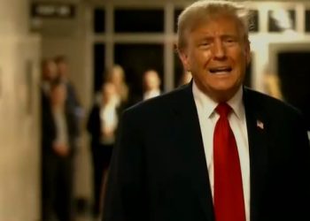 David Pecker tiene a Trump tan nervioso que simplemente se derrite afuera de la corte