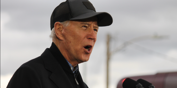 Biden afirma que solía conducir un vehículo de 18 ruedas.  Verificación de hechos: Falso