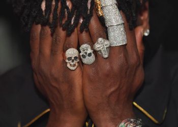 Antonio Brown no pagará al joyero 1 millón de dólares por piezas para los dedos (Actualización)