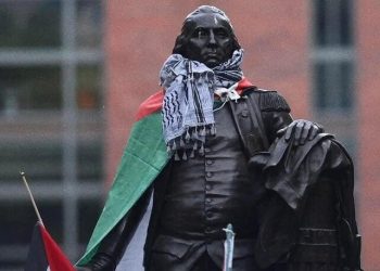 Última hora: estudiantes amotinados a favor de Hamas derriban barricadas en la Universidad George Washington, a pocas cuadras de la Casa Blanca;  Bandera palestina y keffiyeh envueltos en la estatua del primer presidente de la nación |  El experto en puerta de enlace