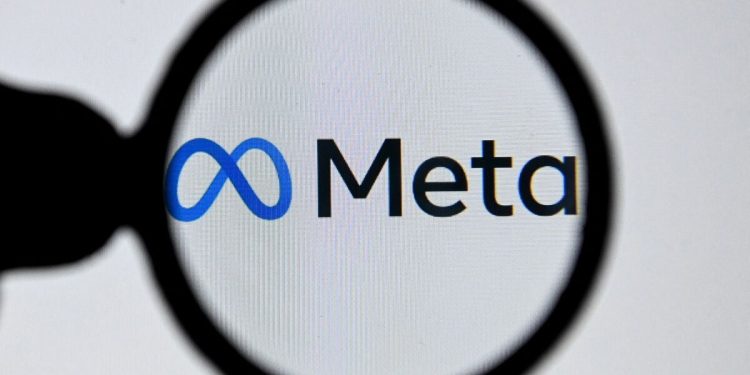 Anuncios explícitos de 'novias' de IA encontrados en plataformas Meta