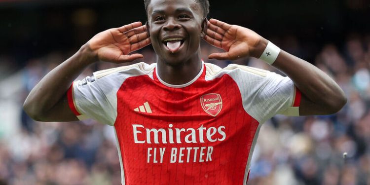 Ver: Saka anota belleza para ayudar al Arsenal a castigar a los Spurs