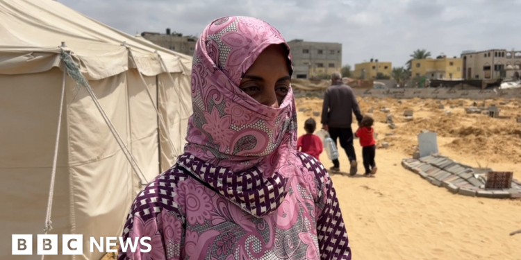 Guerra Israel-Gaza: 'Mis hijos se aferran a mí mientras los perros asaltan las tumbas de Rafah cerca de nuestro refugio'