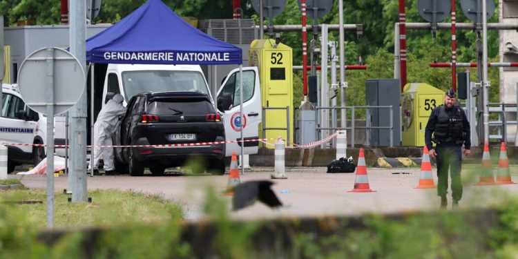 Se inicia una persecución en Francia después de que un prisionero escapara en una emboscada