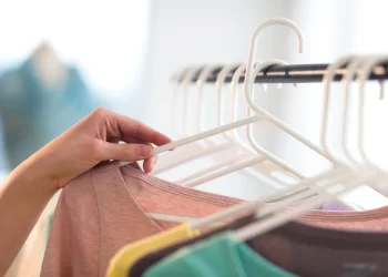 Un emprendedor negro inteligente lo guía hacia ropa, cremas, cosméticos y más aptos para el eczema