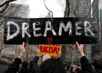 Biden amplía la cobertura de atención médica a los beneficiarios de DACA