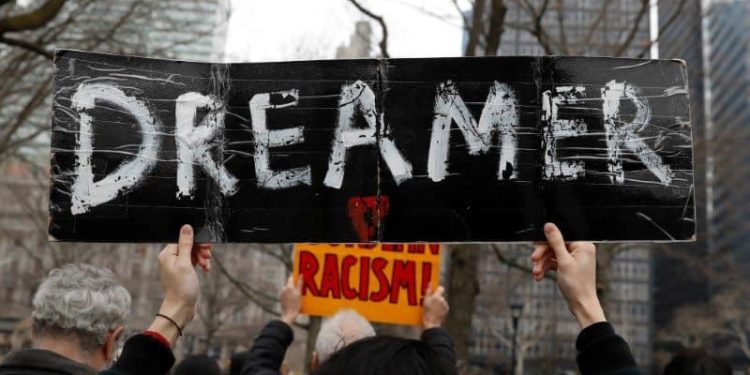 Biden amplía la cobertura de atención médica a los beneficiarios de DACA