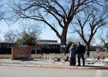 Familiares de víctimas del tiroteo en escuela de Uvalde demandan a Microsoft, Meta y fabricante de armas |  Noticias sobre violencia armada