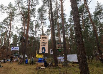 Dentro de las protestas climáticas empeñadas en detener a Tesla