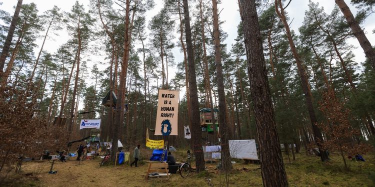 Dentro de las protestas climáticas empeñadas en detener a Tesla
