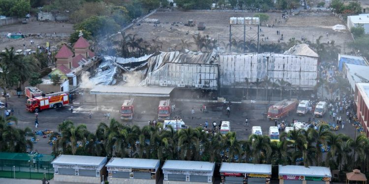 Al menos 22 muertos en incendio en parque de atracciones en India, dice la policía