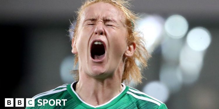 Rachel Furness: La salud mental obligó a una pausa en Irlanda del Norte