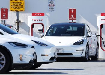 Puedes comprar un Tesla usado por poco dinero.  Solo tenga cuidado si lo hace