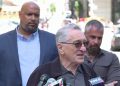 Robert DeNiro aparece en el juzgado y destruye a Trump