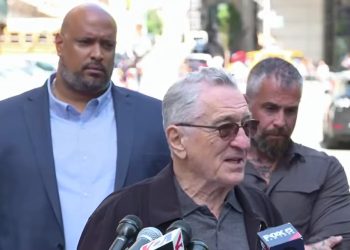Robert DeNiro aparece en el juzgado y destruye a Trump