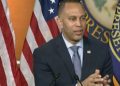 Hakeem Jeffries llama al juez Alito simpatizante de los insurrectos