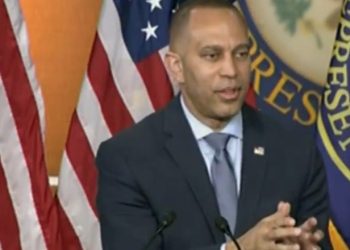 Hakeem Jeffries llama al juez Alito simpatizante de los insurrectos