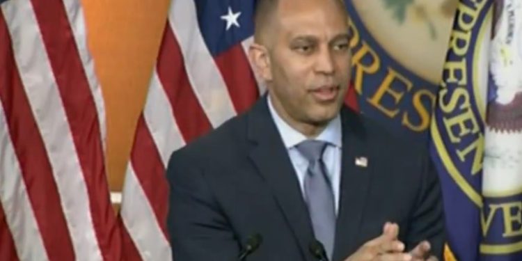 Hakeem Jeffries llama al juez Alito simpatizante de los insurrectos