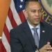 Hakeem Jeffries llama al juez Alito simpatizante de los insurrectos