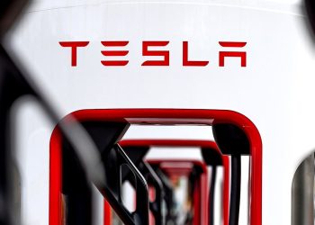 Mientras las preguntas giran en torno a los supercargadores de Tesla, comienza la carrera para llenar el vacío de energía