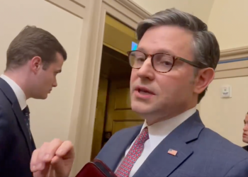 El portavoz Mike Johnson da una explicación de su cambio radical sobre el espionaje de la FISA a los estadounidenses