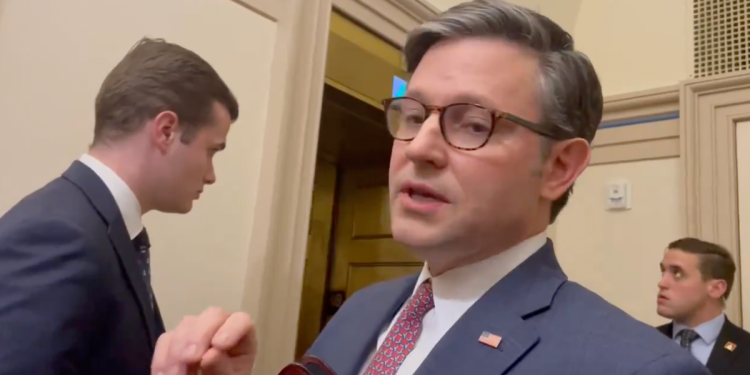 El portavoz Mike Johnson da una explicación de su cambio radical sobre el espionaje de la FISA a los estadounidenses