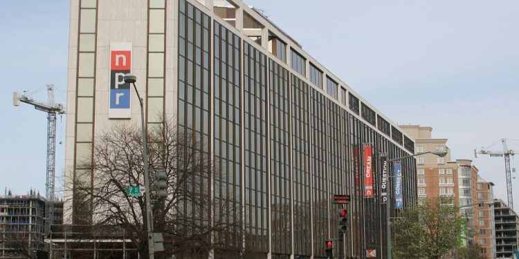 El veterano de NPR, Uri Berliner, revela cómo las redacciones tradicionales han perdido credibilidad