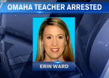 La esposa maestra de un empleado del Comando Estratégico de EE. UU. es sorprendida desnuda con un estudiante