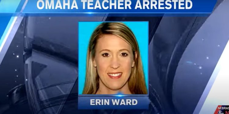 La esposa maestra de un empleado del Comando Estratégico de EE. UU. es sorprendida desnuda con un estudiante