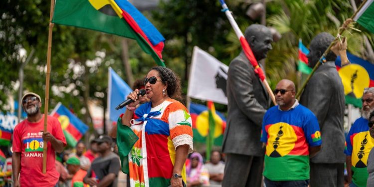 Francia prohíbe TikTok en territorio insular después de que las protestas a favor de la independencia se volvieran violentas