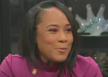 Fani Willis cita la aparición de Rachel Maddow en el discurso de victoria de las primarias