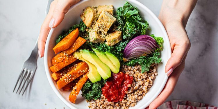 Cómo hacer cálculos de porciones manuales para realizar un seguimiento de sus macros