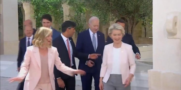 Humillación en el escenario mundial: Joe Biden, un desastre confuso durante la foto grupal en la Cumbre del G7 (VIDEO) |  El experto en puerta de enlace