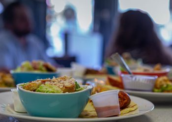 Cenando en Alberta Avenue |  Explorar Edmonton