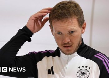 El entrenador de fútbol alemán condena la encuesta «racista» de la emisora
